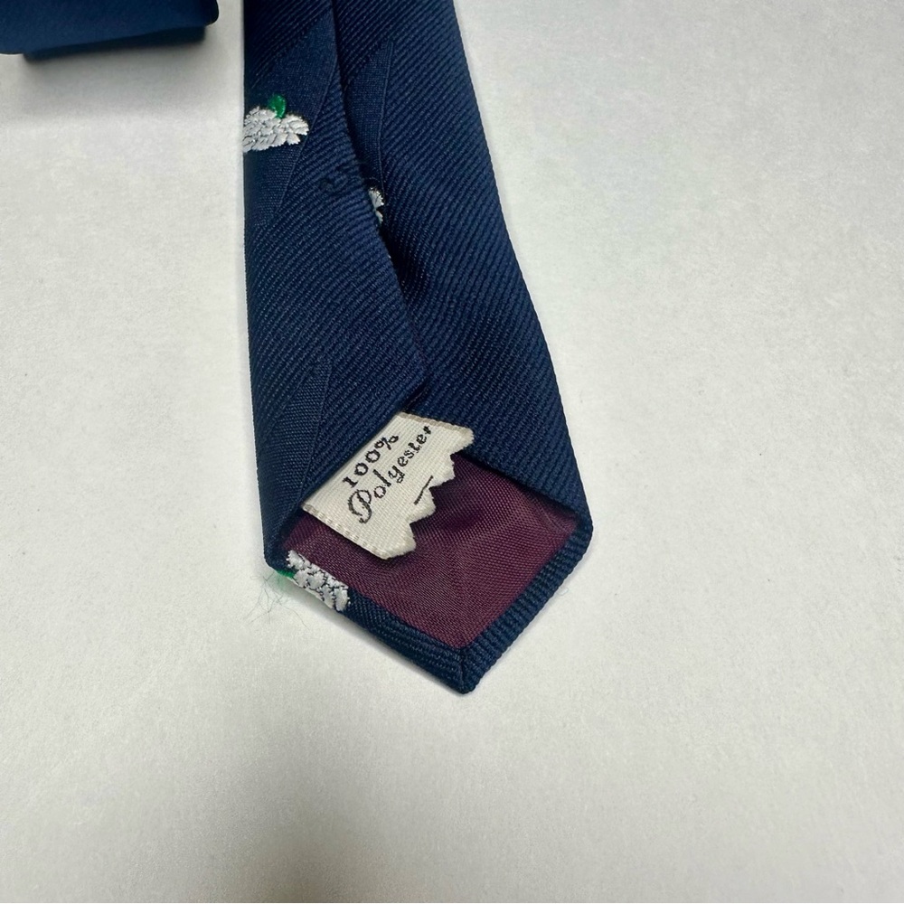 🥂SOLD🥂Vintage Embroidered White Rose Navy Blue Classic 3” Blade Tie - Picture 4 of 7